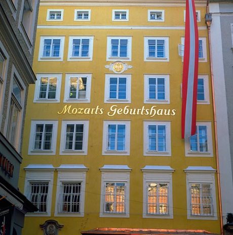 Mozarts Geburtshaus on Getreidegasse in Salzburg – Mozart was born here on 27 January 1756